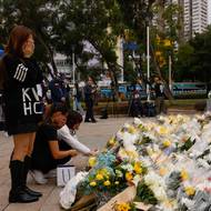 U komplexu mezitím vzniklo pietní místo.