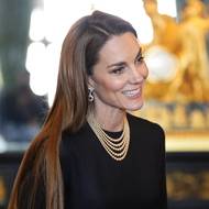 Během prohlídky hradu vynesla princezna Kate tmavě modré vlněné šaty značky Burberry, které ozdobila pětiřadým perlovým vintage náhrdelníkem z 80. let, jenž patří k jejím oblíbeným kouskům z vlastní sbírky šperků.