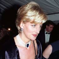 Princezna Diana nosila modrou barvu velmi často. Ve stejných náušnicích se objevila například na Met Gala v New Yorku v roce 1996.