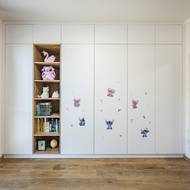 Úložných prostor mají manželé v domě hodně. Vestavěné skříně mají v předsíni, dětském pokoji i ložnici.