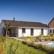 Spolupracovali s pěstitelem, který sice nabízel krásné a zdravé dřeviny, ale chyběl mu cit pro celkový design. Proto si Šárka realizovala zahradu sama.