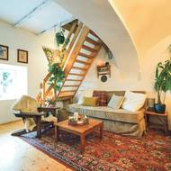 Potahy na sedačku, která je sestavena z palet, si Pavel Berky ušil sám.