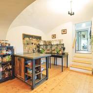 Kuchyňka je zatím provizorní a posuvný ostrůvek na kolečkách, který byl vyroben na míru, si sem Pavel převezl ze starého bytu z Prahy.