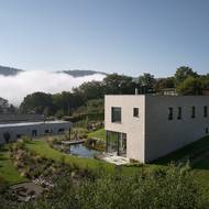 Svažitý pozemek nabízí výhled do údolí Berounky.