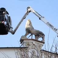 Restaurátoři odstranili 120 let starou a zhruba tunu vážící sochu lva z někdejšího secesního hotelu Veliš ve Žďáru nad Sázavou. Byla v havarijním stavu.