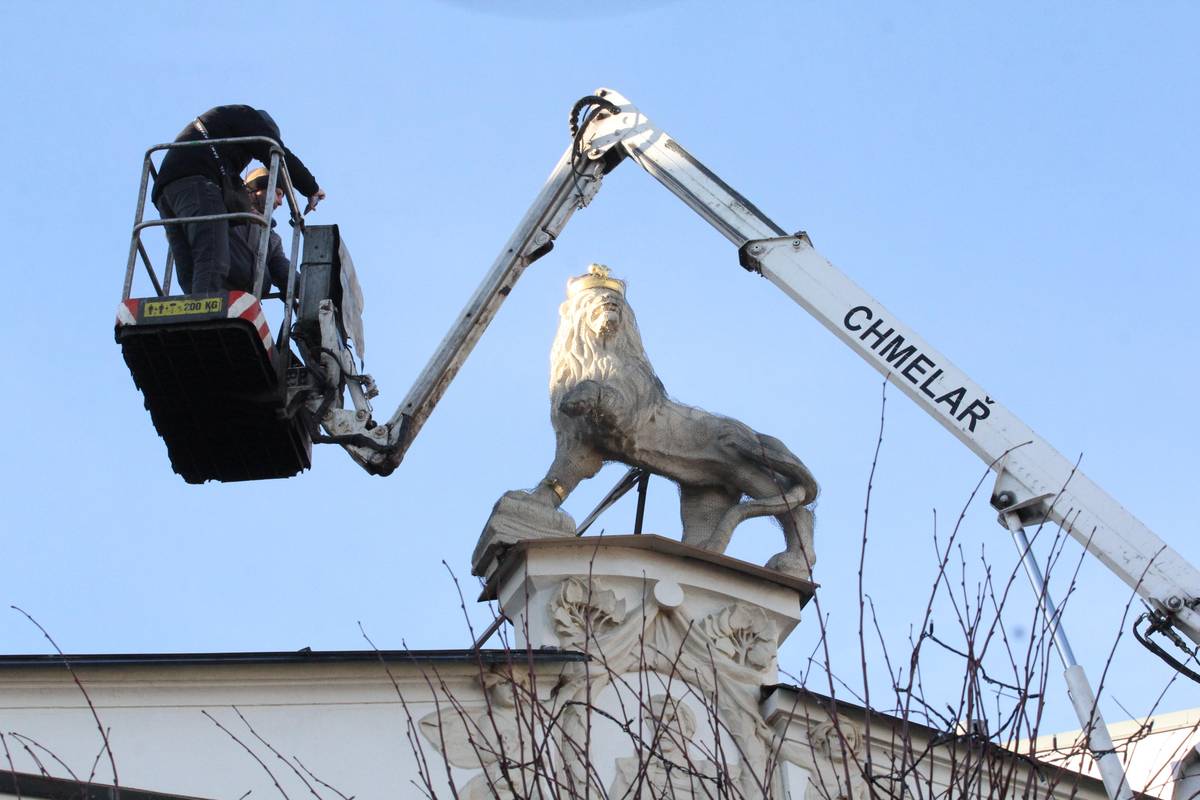 Restaurátoři odstranili 120 let starou a zhruba tunu vážící sochu lva z někdejšího secesního hotelu Veliš ve Žďáru nad Sázavou. Byla v havarijním stavu.