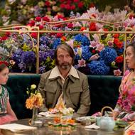 (Zleva) Sophie Sloanová, Mads Mikkelsen a Sigourney Weaverová, ústřední trio filmu Prachová příšera