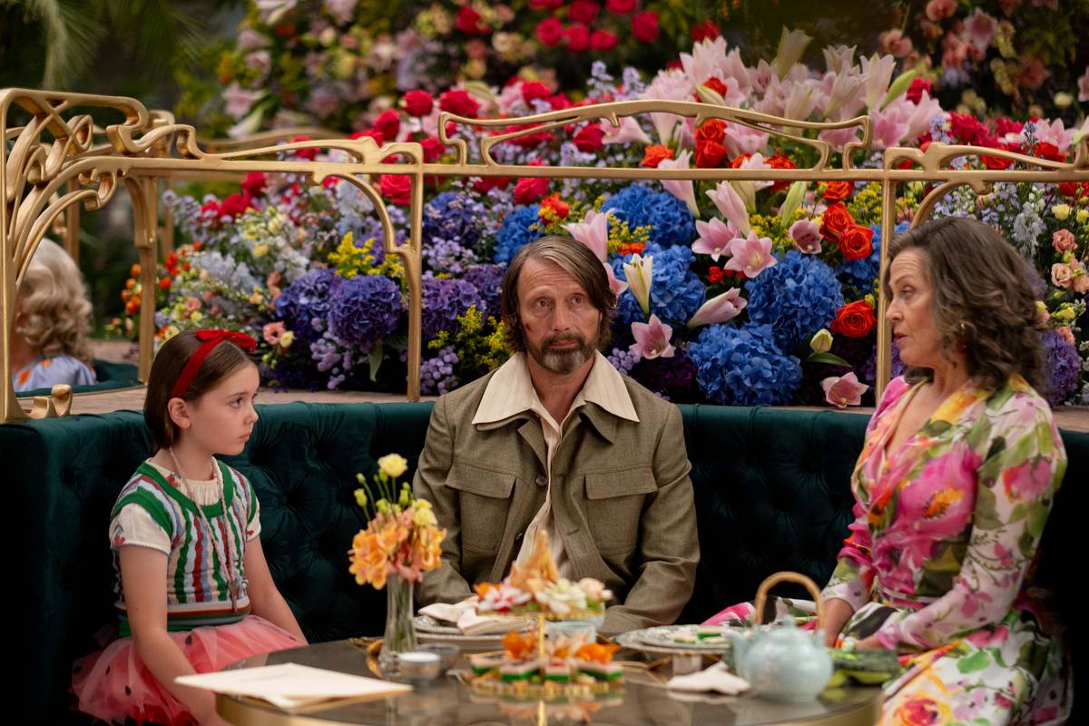 (Zleva) Sophie Sloanová, Mads Mikkelsen a Sigourney Weaverová, ústřední trio filmu Prachová příšera