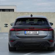 Záď je sympaticky jednoduchá, s osvětleným logem a naznačeným difuzorem.