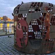 Lidé si mohou v kovovém obydlí uspořádat piknik, posedět nebo je využít jako odpočívárnu.