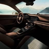 Kabina sází na kombinaci koženého a látkového čalounění, které doplňuje dřevěný dekor z ořechu.