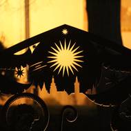 Mezi vyřezávanými prvky je poznat i silueta novoměstských věží.