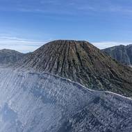Kouřicí kráter sopky Mount Bromo v národním parku Bromo Tengger Semeru