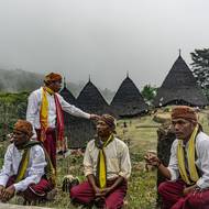 Odlehlé komunity žijící roztroušeně v mlžném pralese ostrova Flores spojuje příslušnost ke starobylé manggarajské kultuře.