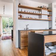 Přízemí je propojeno se zahradou.