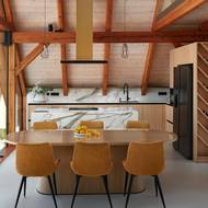 Většina nábytku je vyrobena z dýhy v dekoru přírodního dubu.