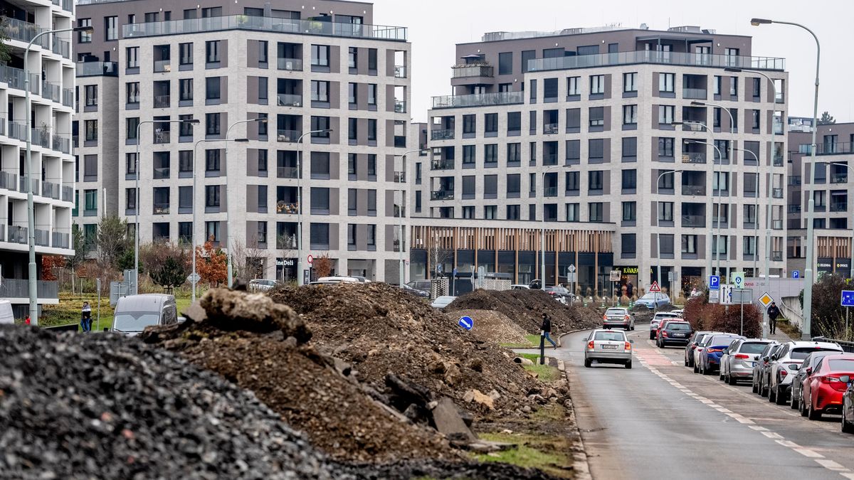 FOTO: Tudy pojedou tramvaje. Z klíčové pražské ulice je staveniště