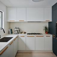 Veškeré hlavní pracovní zóny v kuchyni jsou prakticky umístěny tak, aby se člověk mezi nimi pohyboval co nejpohodlněji.