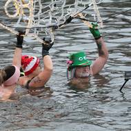 Tradiční předvánoční propagační otužování v řece Jihlavě v centru Třebíče. 