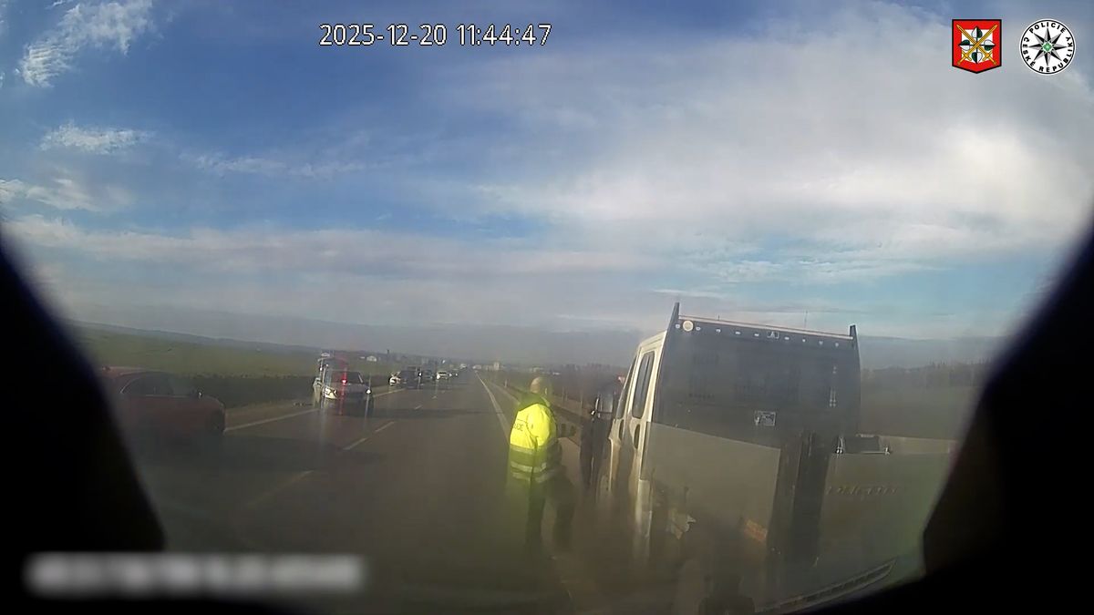 Policie zveřejnila záznam zachycující zběsilou jízdu prchajícího řidiče na dálnici