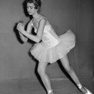 Jako mladá se Brigitte Bardotová věnovala baletu, pak ji ale i přes odpor otce zlákalo herectví.