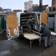V márnici užhorodské nemocnice naloží Popovičovi tělo padlého vojáka z Charkova. Tělo bylo v tak zbědovaném stavu, že v Užhorodu proběhla identifikace podle DNA.