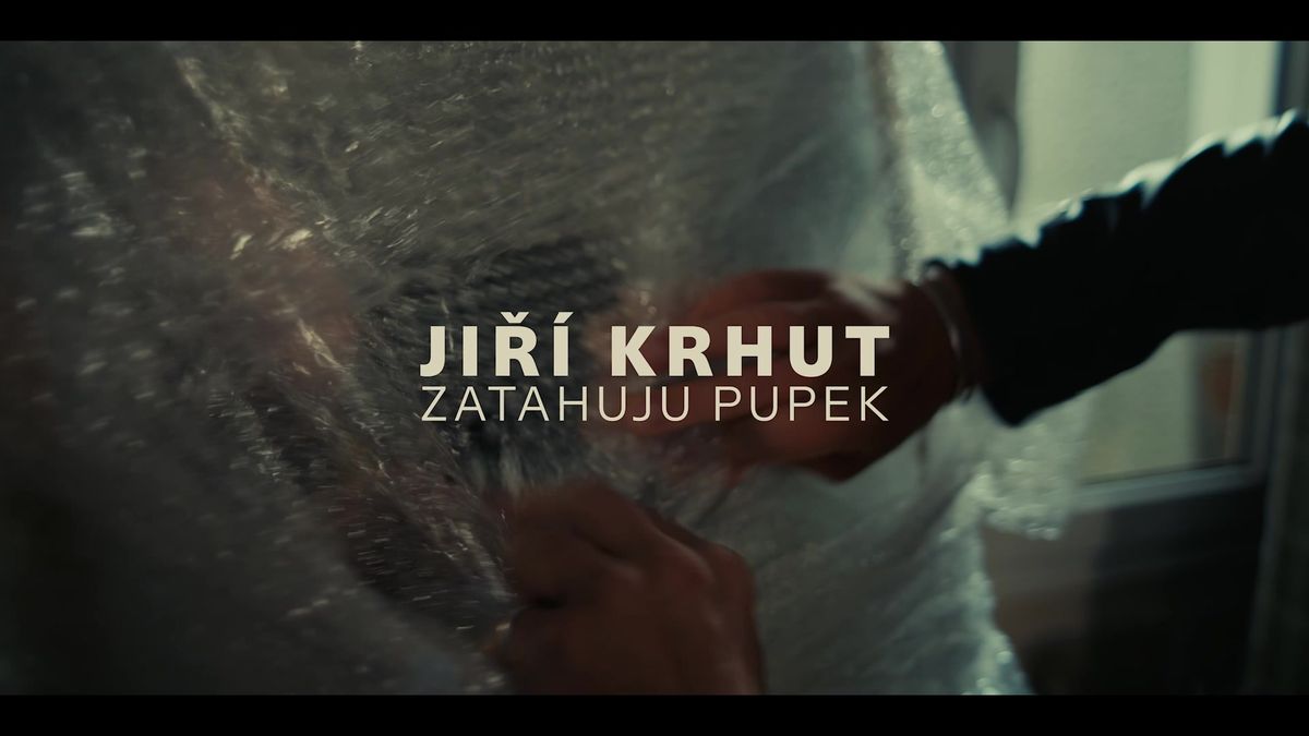 Jiří Krhut zatahuje před Terezou Rambou pupek