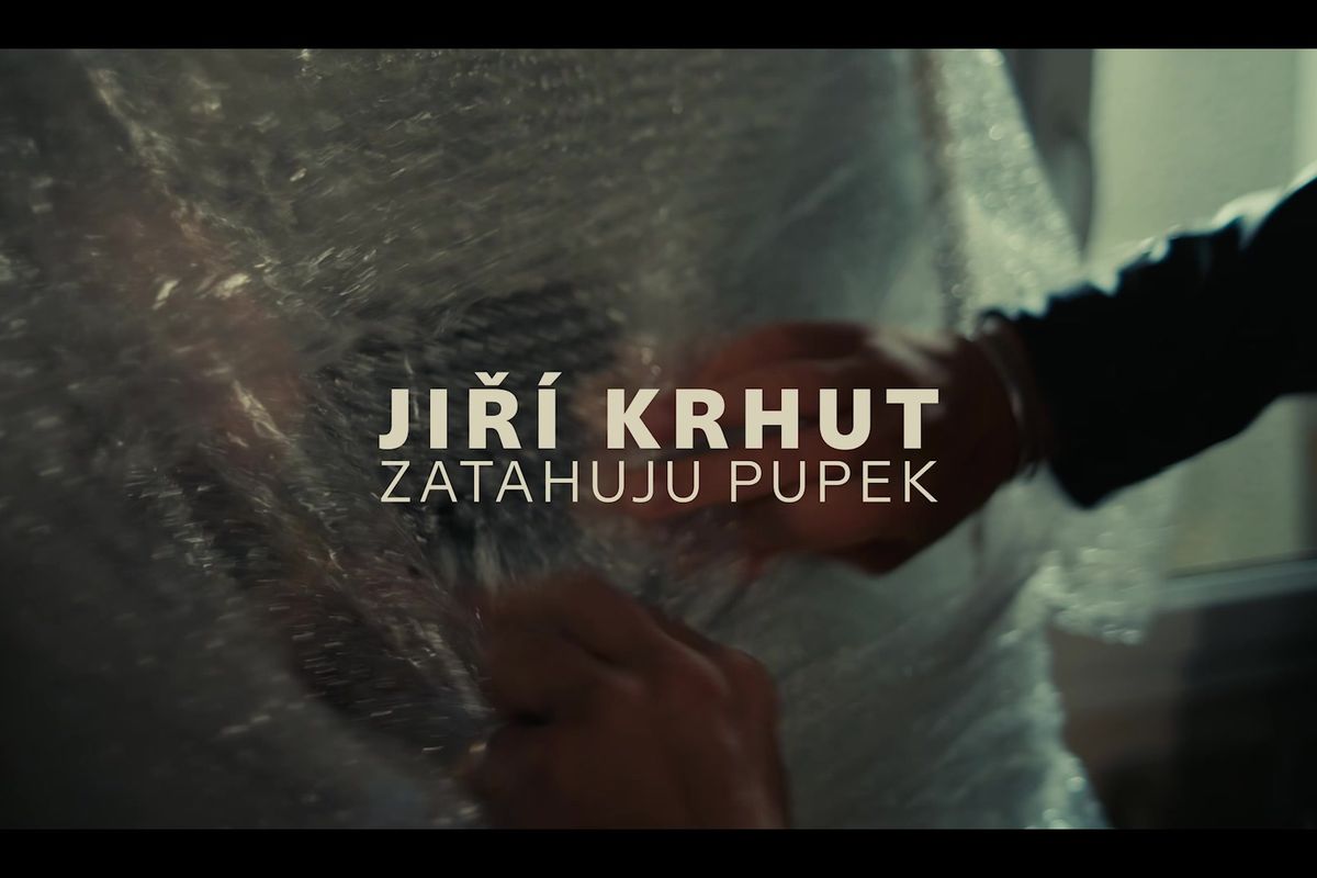 Jiří Krhut zatahuje před Terezou Rambou pupek
