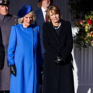 Královna Camilla se oblékla do modrého kabátu z ateliéru Anny Valnetine, který doplnila luxusním kloboukem od známého královského modisty Philipa Treacyho.