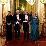 Německý prezident Frank-Walter Steinmeier oblékl frak s vyznamenáními, stejně jako král Karel III. Německá první dáma Elke Büdenbenderová zvolila sametové dlouhé šaty s nařasenými rukávy tmavě zelené barvy od německé značky Talbot Runhof a královna Camilla oblékla tyrkysové krajkové šaty od uznávané britské designérky Fiony Clare.