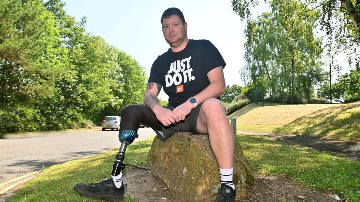 Muž bez nohy musí vrátit milion na dávkách, zradilo jej hraní kriketu