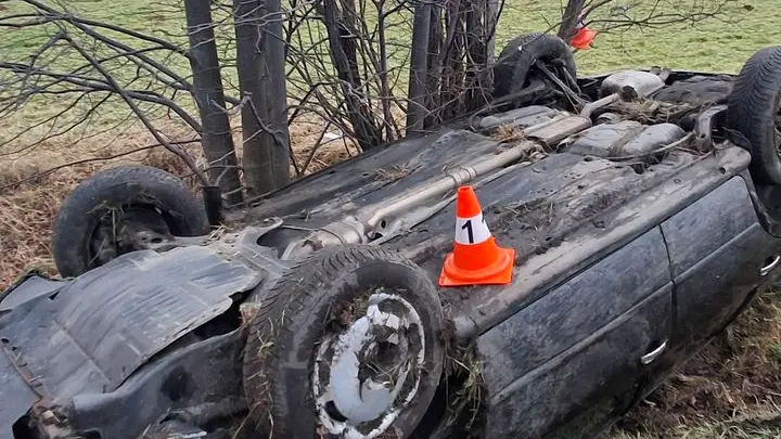 Na polní cestě na Domažlicku leželo převrácené auto, uvnitř našli mrtvého muže