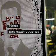 Přiveďte Asada ke spravedlnosti, hlásá plakát v kavárně v Damašku. Bývalý vůdce je zřejmě v Rusku.