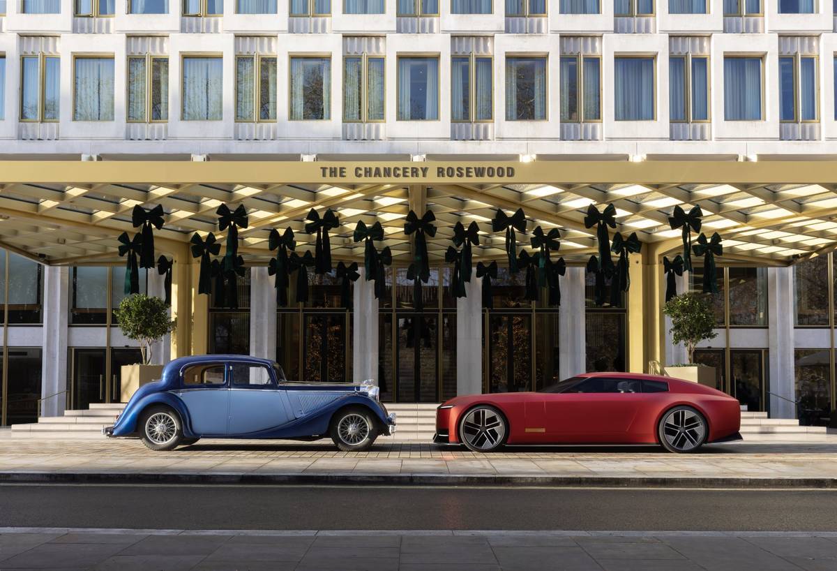 Vizualizace Jaguaru Type 00 v červené barvě a SS Jaguar