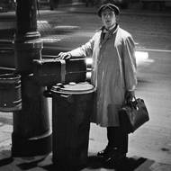 Před odjezdem do Londýna. Jiří Stivín na Malostranském náměstí. Fotografoval Pavel Vácha, poč. roku 1969