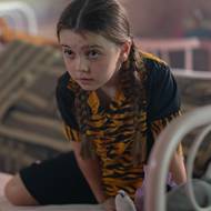 Sophie Sloanová ztvárnila osiřelou holčičku Auroru, která se bojí strašidla obývajícího prostor pod její postelí.