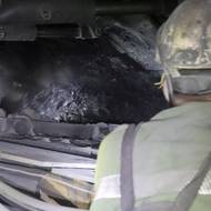 Údržbář sleduje, zda kombajn plní co, k čemu byl do podzemí umístěn.   