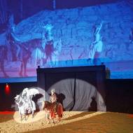 Představení kombinuje vystoupení na koních s projekcemi.