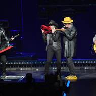 Robert Kodym líbá kytaru