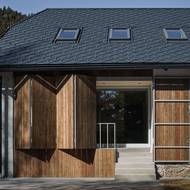 Okenice je možné plně zatáhnout i odkrýt. 