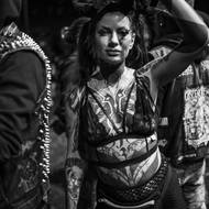 Jak vidno na další účastnici festivalu, tetování může být svého druhu i oděv.