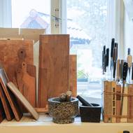 Stojánek na nože je vyrobený z knih.