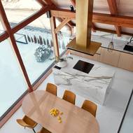 Ostrůvek kuchyně je obložen kalkatským mramorem, který dobře ladí s litou polyuretanovou podlahou.