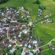 Pečlivě udržované cestičky a kruhové terasy odrážejí harmonii mezi krajinou a tradičním životem místní komunity.