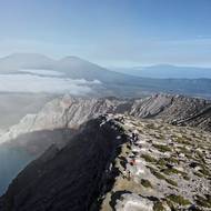 Činný vulkanický komplex Mount Ijen na východní Jávě je známý díky svému kyselému jezeru, které má sytě modrou barvu, a aktivnímu sopečnému kráteru, odkud se těží síra. V noci je tady možné zahlédnout fascinující „modré ohně“, plameny hořící síry unikající z puklin sopky.