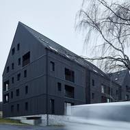 Uliční fasáda působí stroze, a přitom velkolepě.