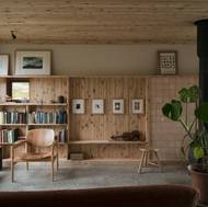 Interiér je zařízen jednoduše a nekomplikovaně.