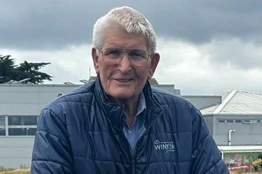 Seniorovi v Anglii vlétl do úst list, vyplivl ho a dostal pokutu