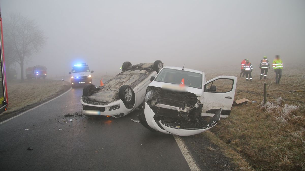 Šofér po havárii čekal na odtah auta. Do vozidla mu v mlze naboural jiný řidič