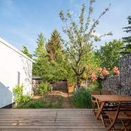 Za domem je terasa jako přestupný prostor mezi interiérem a zahradou.